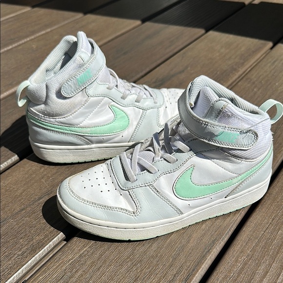 Nike Kids Sneakers - slip on Velcro White and Mint - Picture 1 of 10